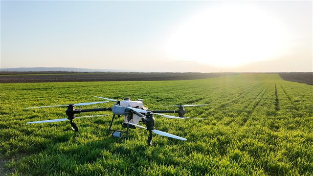 Poljoprivredni dron na parceli ratarskih kultura